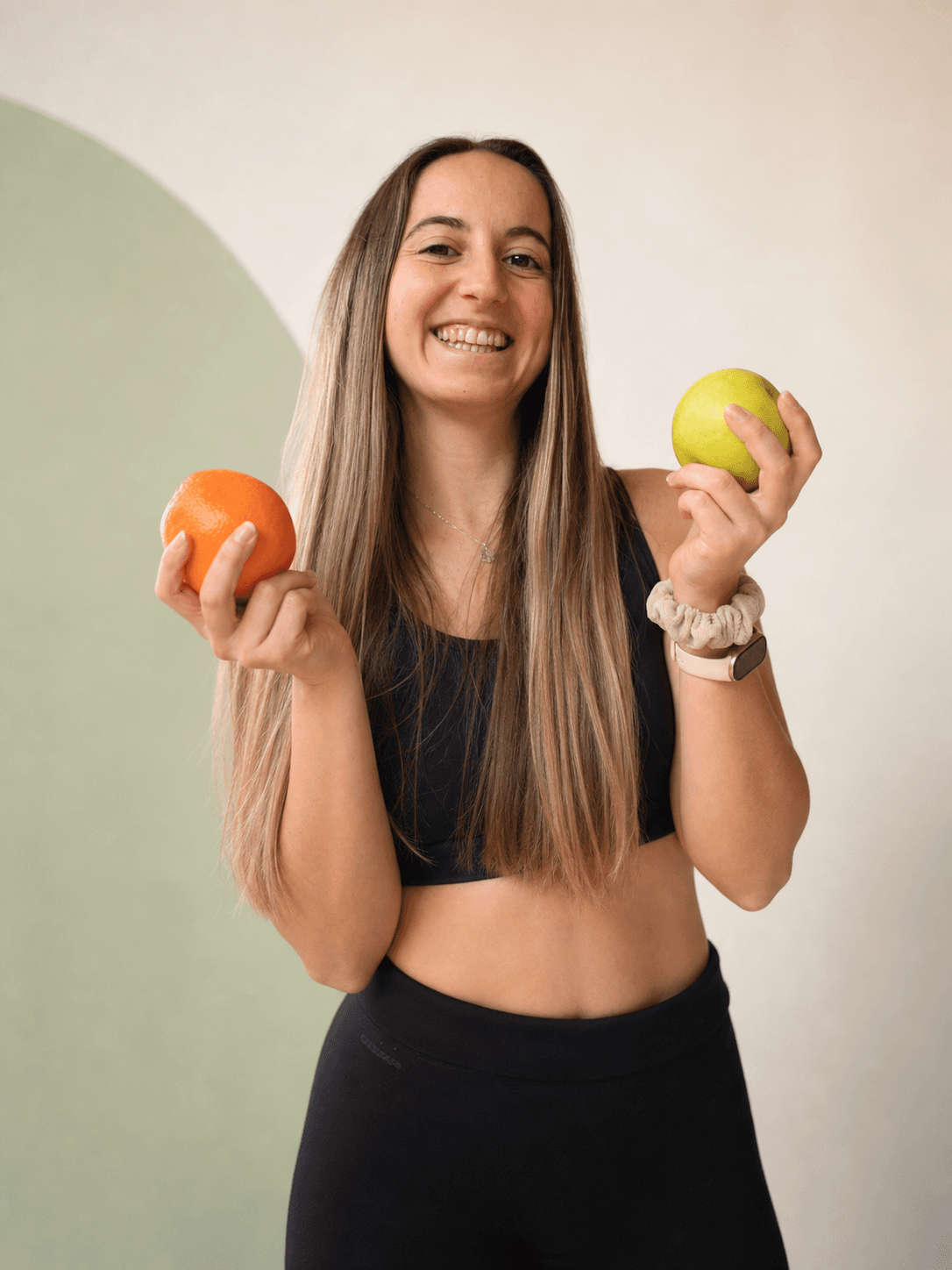 Laia Figueroa Molons sostenint una poma i una taronja